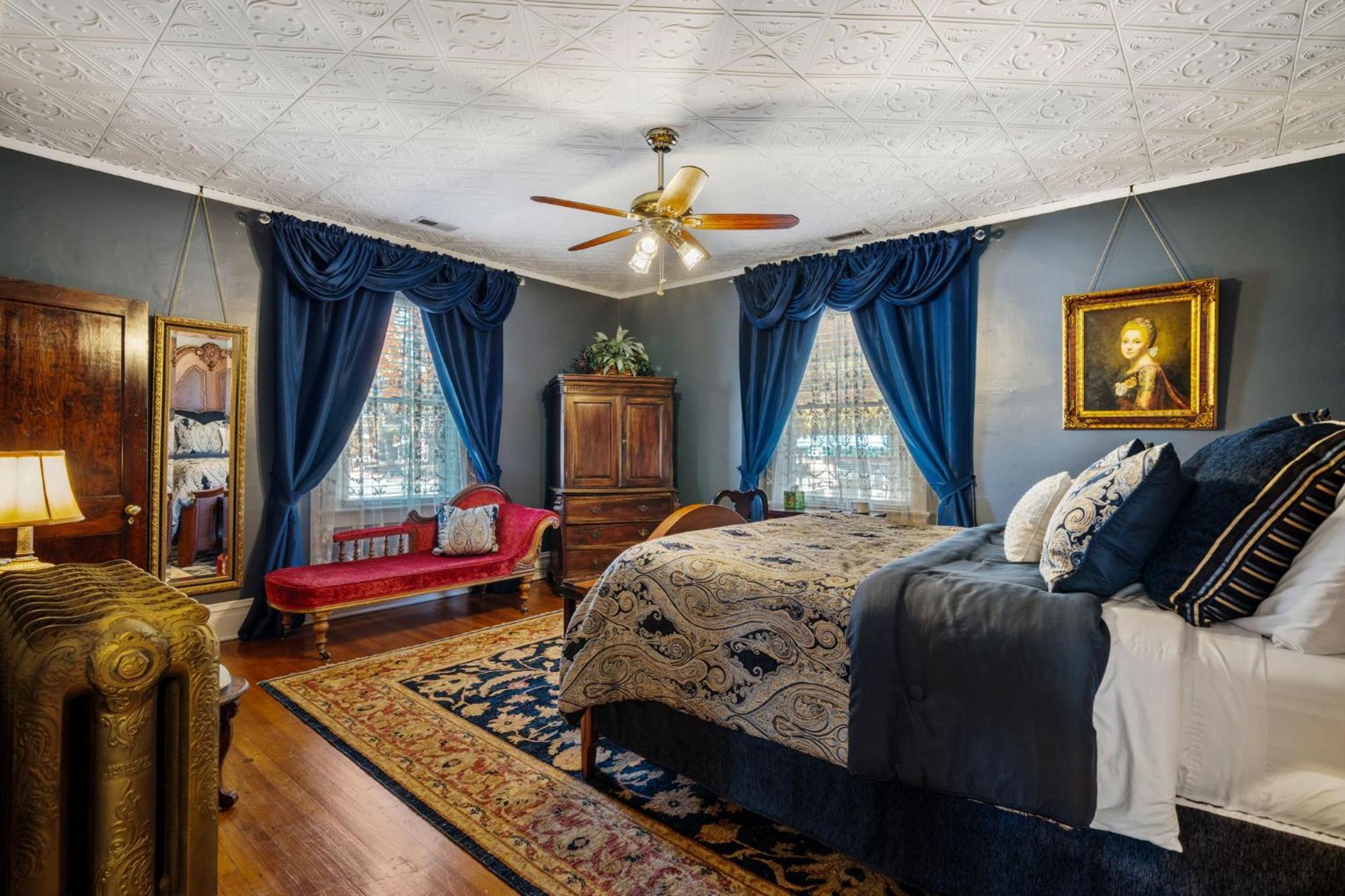 The Inn On Front Street Statesville Room photo